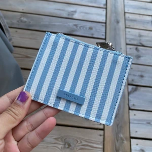 Kortfodral - Oanvänt kortfodral från Mango, jättebra skick!! Hör av dig vid intresse (frakt ingår) 🤍⚡️