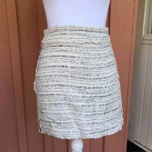 Elegant kjol från zara. Mycket fint skicklig formar sig väldigt fint. Köpt för 400kr. Frakt 63kr (lite skrynklig på bilden då den legat i en låda 
