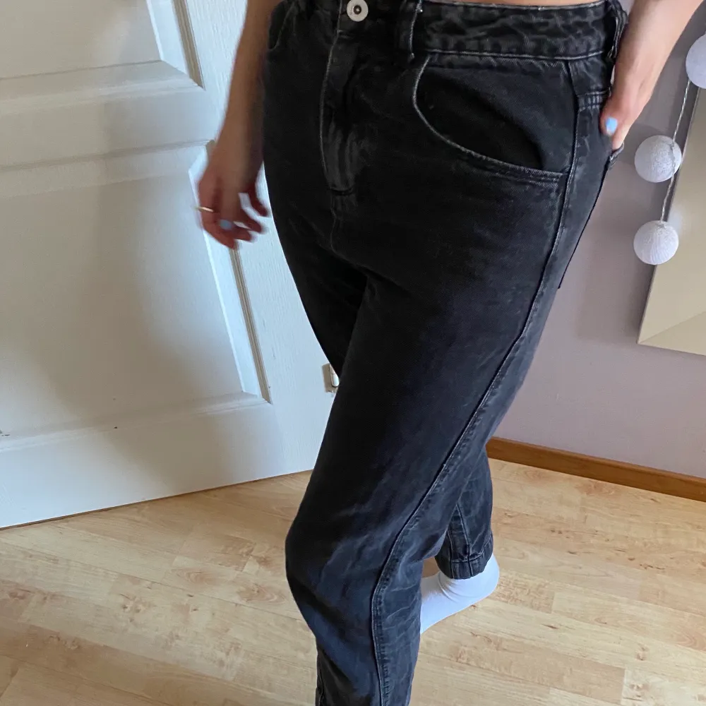 Högmidjade jeans från asos i strl W. 28 L.32 som passar S-M beroende på önskad passform. Använda någorlunda mycket men är i bra skick!. Jeans & Byxor.