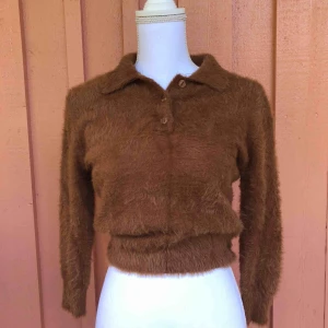  - Köpt på zara för ett par år sedan men knappt använd. Mjukt och härligt material. Liten i storleken. Frakt 63kr