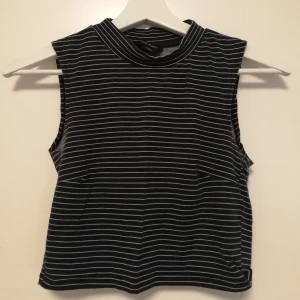 Crop top, randig - Randig crop top i marinblått. Slimmad i modellen. Frakt tillkommer. 