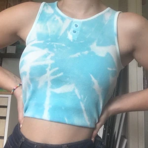 Blekt-Tie dye🦋 - Jätte fint bleach-Tie Dye linne med lettuce hem🦋💖 Mer Tie Dye på min insta @CottonCandyTieDye_ 