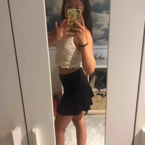  - Nästan som en tennis kjol fast lite mindre väck men väldigt gullig och bra skick buda eller kommentera om du är intresserad🌱