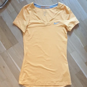 Nike tröja - Träningströja dri-fit. Material: 84% polyester 16% elestan. Använd nån gång men i nyskick. Frakt 22kr