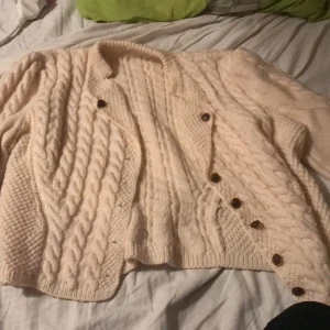 Hemma stickad tröja - Stickad tröja med knyte i ryggen och flätat mönster