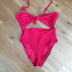 Röd baddräkt - Baddräkt med cutouts. Plus frakt 36 kr 🌸 