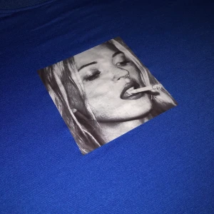 Cool tröja! - Cool t-shirt i mycket bra skick! Kommer inte ihåg vart ifrån den är. Ganska plastigt tryck. Passar M/L. Frakt tillkommer och betalningen sker via Swish!