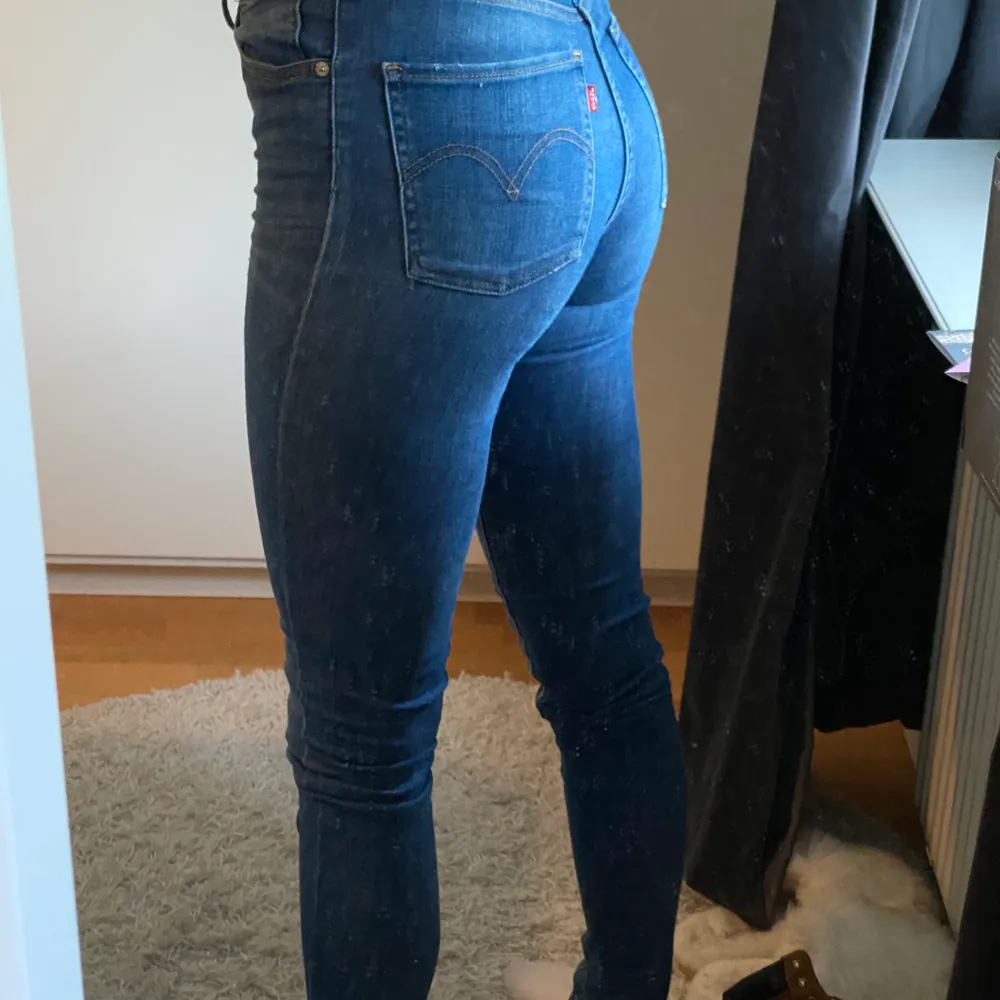 Tighta jeans från Levis som ALDRIG kommer till användning . Jeans & Byxor.