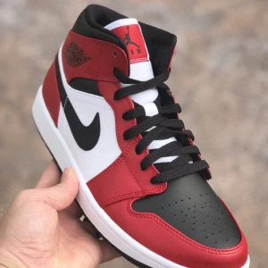 Jordans mid red dam - Storlek 38. Knappt använda. Inte min bild. Frakt tillkommer.