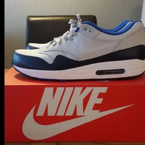  - Helt nya Air Max storlek 45.
Aldrig använda. Säljer på grund av fel storlek.