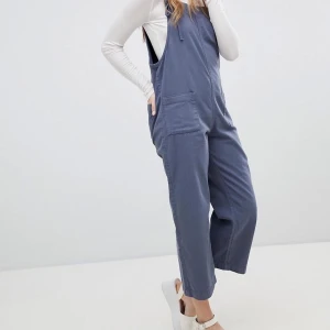 Hängelsbyxor från Monki - Jättesöta hängselbyxor från Monki (går ej att köpa längre är bara sämst på att ta bilder). Väldigt bekväma och passar typ alla längder för att banden går att justera.  Första bilden visar en bättre bild av färgen. 🦋