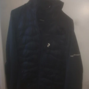 Peak performance vindjacka  - Perfekt för höst/sommar/vår även vinter om man har lite under.  Köpt för 2500kr på Peak Performance i Halmstad ett halvår sedan, sparsamt använd, är i princip som ny.