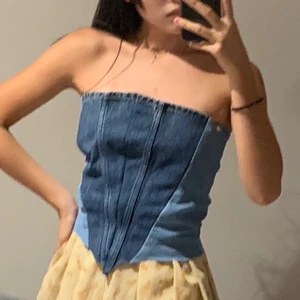 JEANS KORSETT - En korsett liknande topp gjort av jeans tyg, denna har jag sytt själv! Den är lite stor på mig så tror detta passar en S-M🥰 För fler frågor är det bara att kontakta mig privat🧚🏼❤️