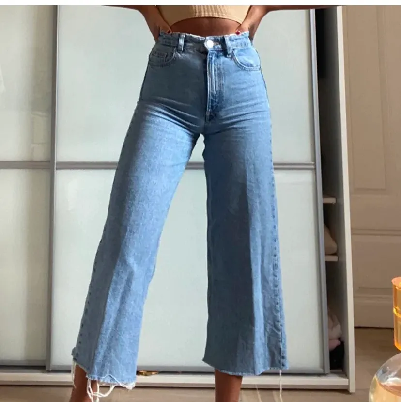Köpta på Plick men var för små för mig. Superfina jeans i bra kvalitet! Frakten ligger på 80 kronor 💜💜💜 Lånade bilder av personen jag köpte det av 🥰🥰🥰. Jeans & Byxor.