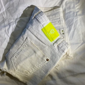 Berska Shorts  - Vita jeansshorts från berska med hög midja. 3 år gamla. Storlek 36/S.  😊  Priset är exklusive frakt. Rensar garderoben inför flytt så finns mycket kläder uppe till en billig peng. Kan sänka priset om du köper flera plagg.💘 