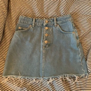 Jeanskjol från topshop - Väldigt sällan använd pga lite för liten för mig. Strl 32.
