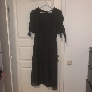 Vadlång klänning svart - Svart klänning, vadlång. Använd 1 gång.