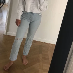 Vintage high waisted jeans - Jättesnygga ljusblå högmidjade jeans! Använda ett fåtal gånger och är i bra skick. Säljer pga inte min stil längre <3 (samfraktar så kolla gärna in fler annonser)