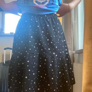 Sjukt snygg svart plt kjol med stjärnor på! Stl xs 💘jag som är mycket kort skulle säga att den är lite lång på mig.