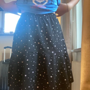 Pretty little thing kjol - Sjukt snygg svart plt kjol med stjärnor på! Stl xs 💘jag som är mycket kort skulle säga att den är lite lång på mig.