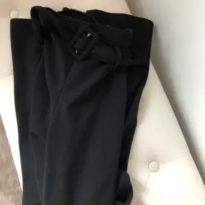 Svarta byxor som är otroligt sköna från bohoo. Priset är exkl frakt 