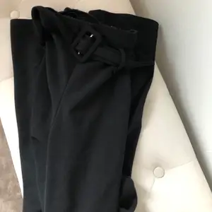 Svarta byxor som är otroligt sköna från bohoo. Priset är exkl frakt 