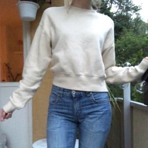 Monki tröja - En beige sweatshirt från monki. Storlek xss men passar som xs. Knappt använd. Frakt ingår ej, men kan också mötas upp.