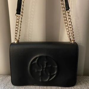 Guess väska - Svart väska med guldkedja från Guess 🖤🖤🖤