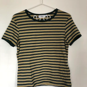 randig weekday t-shirt - gul och grön randig t-shirt ifrån weekday. superskön och fräsch! de mörka ränderna är mer gröna irl💚💛