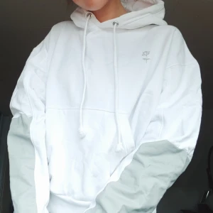 Weekday hoodie med reflexpaneler - 📦FRAKT ÄR INRÄKNAT I PRISET📦Denna vita hoodie köptes på weekday 2018 men har inte använts sedan dess. På ärmarna är det två rektanglar i reflex och på ryggen står det weekday i samma material. På huvan finns ett litet tryck där det står eternal youth och på bröstet är det en liten ros, i samma reflekterande material. En rätt boxig fit med bra sömmar. Om du har några frågor eller vill ha flera bilder på plagget är det bara att höra av sig! :-)