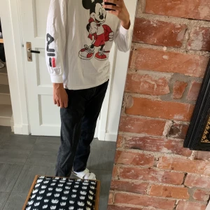 Fila mickey mouse long sleeve Tee - Du kommer aldrig träffa på någon med en likadan! Använd ett fåtal gånger, dvs bra skick! 