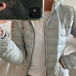 Colmar jacka - Fin jacka från Colmar. Köpt för ca 2 år sen men fortfarande i bra skick! Perfekt nu i höst/sensommar, funkar både till träning och till vardags. Nypriset var ca 2000kr