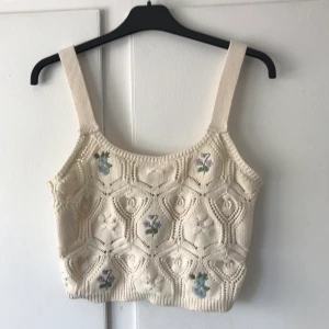 Topp🥰🥰 - Sööööt blommig topp🥰 många intresserade så buda i kommentarena!🥰🥰❤️ avslutas sön 9 augusti kl 20:00🥰