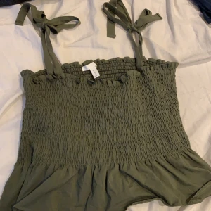 Gullig top  - Möts gärna upp i Stockholm, aldrig använd gullig topp ifrån HM, aldrig använd 