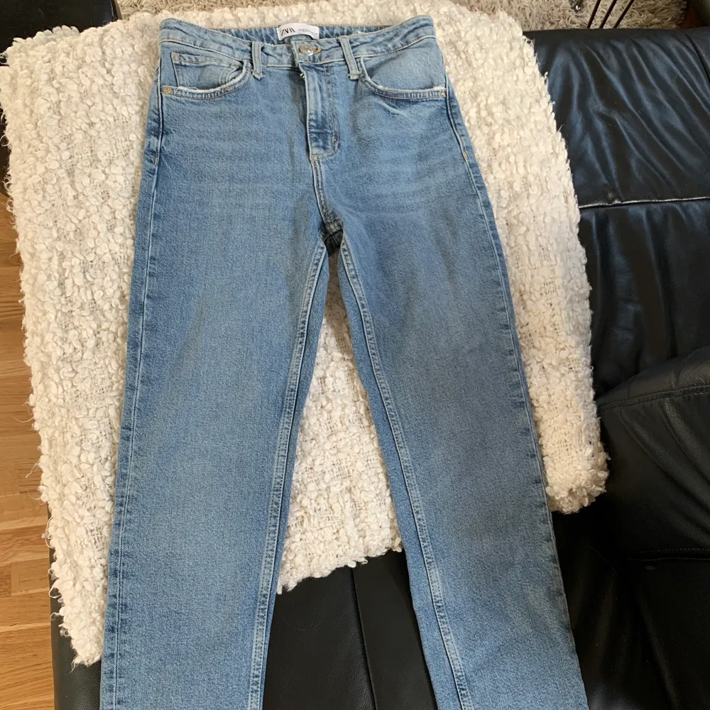 Fina blåa jeans ifrån Zara, i storleken 36. Endast använda 1 gång, säljs pågrund utav att de tyvärr blivit för små för mig 🤍 köparen står för frakten, 80 kronor . Jeans & Byxor.