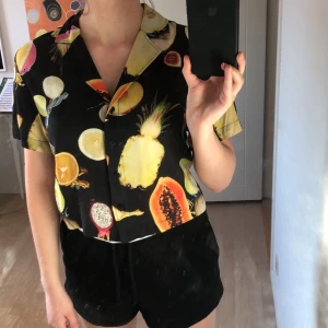 Skjorta - Snygg och skön skjorta från weekday köpt i vintras. Använd tre gånger. Nypris 315kr. Det är en S men passar allt från xs-m beroende på hur man vill att den ska sitta. 