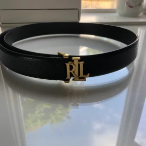 Svart Ralph lauren skärp - Jätte fint Ralph lauren skärp som passar till nästan allt. Väldigt fint skick. Nypris 500kr. Frakt tillkommer. 