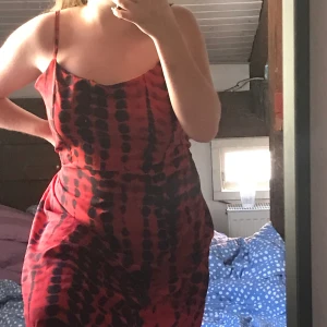 Röd/svart klänning - Röd och svart klänning i typ ormmönster💕                  Frakt tillkommer på 50kr!!