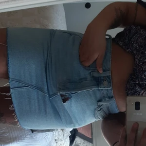 H&M storlek M - As snygg och bra sittande jeans kjol. Ett hål framtill som enkelt kan sys ihop, knapp gylf. Använd en gång då dom gick sönder annars i ny skick.❤pris kan diskuteras 