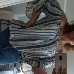 RUT&CRICLE - S - As fin märkes blus i marin blå och vit!!❤Lite boho känsla och aldrig använd!! Orginalpris i butik 500, pris kan diskuteras