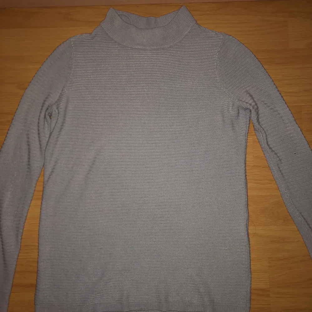 En grå tröja i storleken xs använd några gånger väldigt bra skick vid snabbaffär prisnedsänkningg. Tröjor & Koftor.