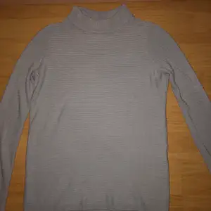 En grå tröja i storleken xs använd några gånger väldigt bra skick vid snabbaffär prisnedsänkningg