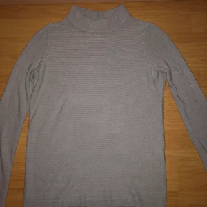 En grå tröja - En grå tröja i storleken xs använd några gånger väldigt bra skick vid snabbaffär prisnedsänkningg