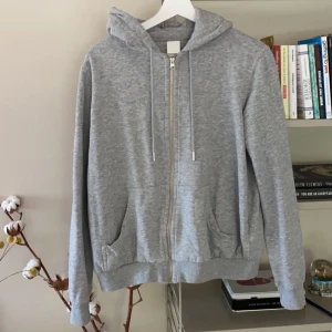 Grå kofta - Säljer en grå kofta ifrån H&M i storlek M!! Såå snygg och går att ha till alla möjliga outfits🤍🤍