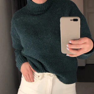 Stickad polotröja💚💚💚 - En super mysig stickad mörkgrön tröja med polokrage ifrån lager 157 perfekt nu till hösten. Strl S. Nypris: 200kr mitt pris 99kr. Frakt tillkommer i priset☺️