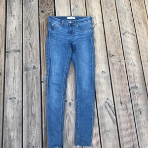 Jeans - Säljer ett par tajta blå jeans i storlek M från Gina tricot, normal längd på mig som är 1,64 cm lång. (Begagnade men är i bra skick) porto betalas av köparen. 