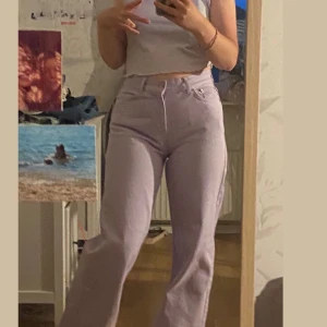 Lila monki jeans - super coola och trendiga lila yoko jeans från Monki🌸 säljer dem då de är lite för långa för mig som är ca 162cm! Lappen sitter kvar och de är helt oanvända! originalpriset är 400kr, säljer dem för 320 + frakt✨