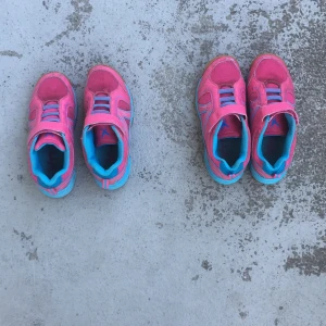 Skor - Rosa skor som e lite slitna men som fortfarande är fina o bekväma de första har 34,5 i storleken de andra har 36 i storlek 50 kr st 