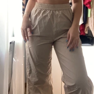 Weekday byxor  - Helt nya weekday byxor! De har även ett justerbart band inuti byxan! 50 kr för frakten💖✨