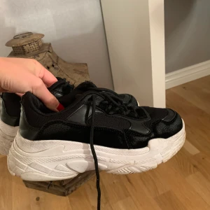 Skor  - Säljer dessa super snygga sneakers som är köpta i Tokyo, använda sällan och pga säljer jag dom och de är i mycket fint skick